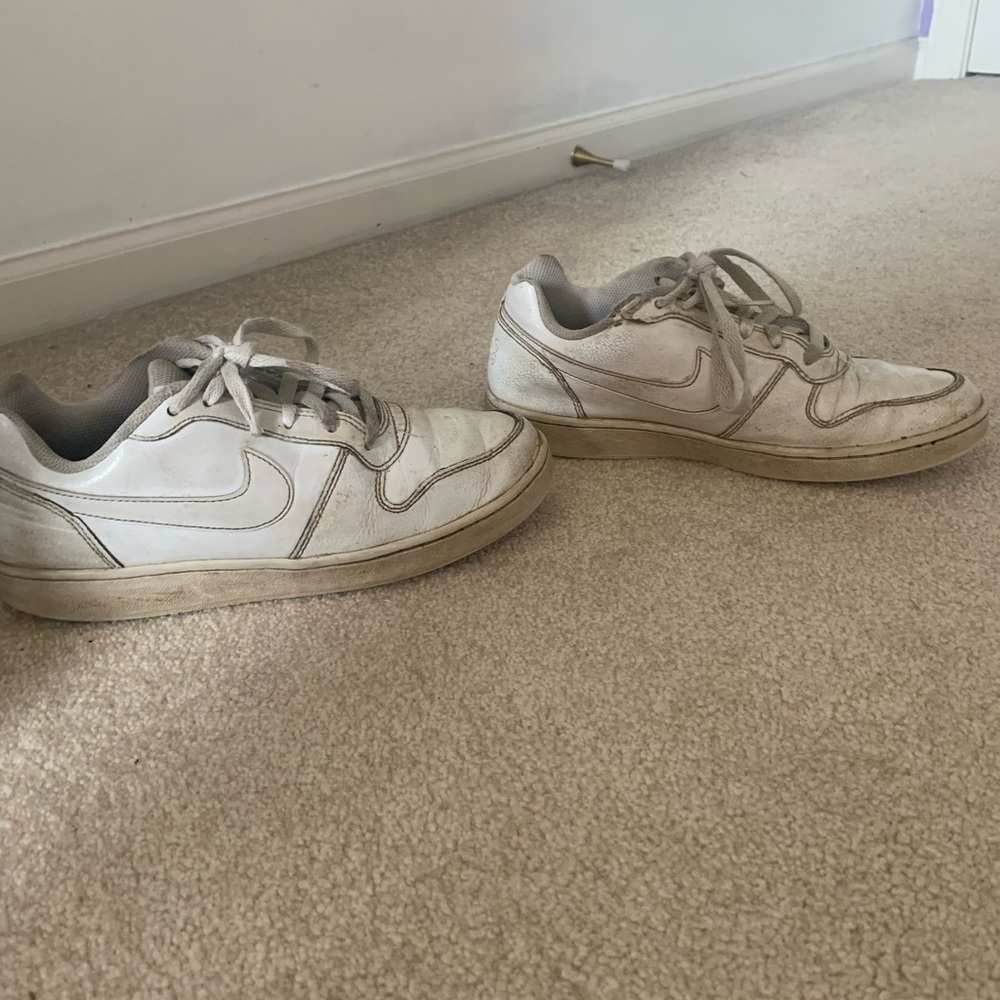 ALL WHITE NIKE SHOES SIZE 9
